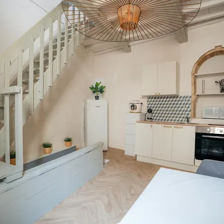 La Manil Yourhosthelper * Meynes