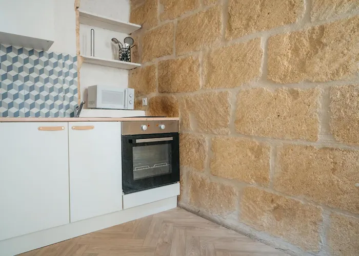 La Manil Yourhosthelper * Meynes